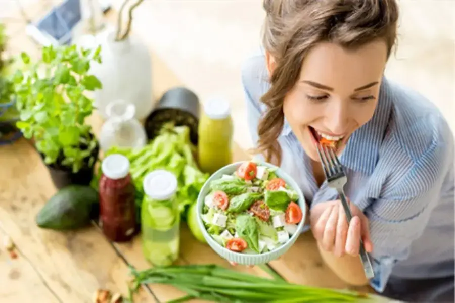 Bổ sung nhiều rau xanh vào thực đơn ăn tối.