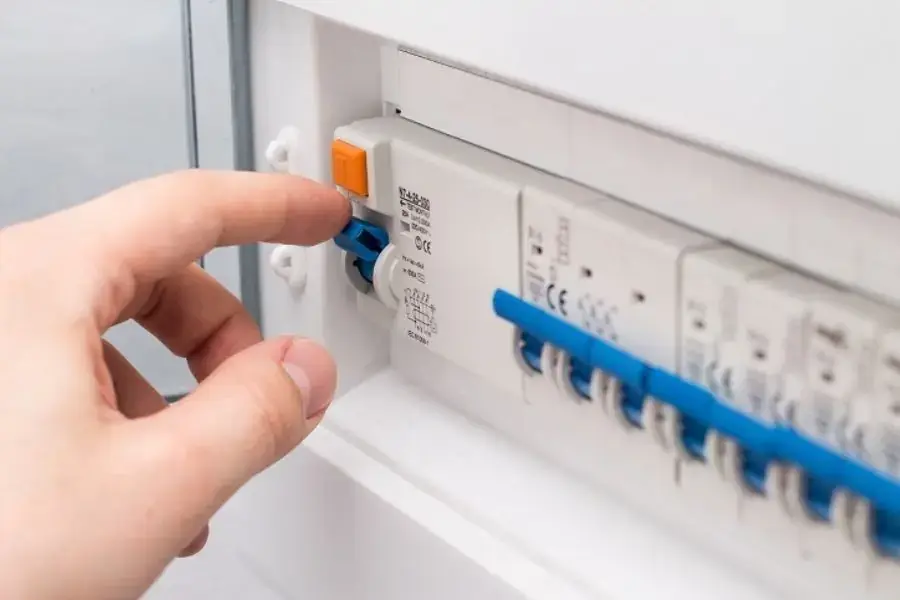 Ngắt nguồn điện trước khi bảo dưỡng điều hoà để đảm bảo an toàn.