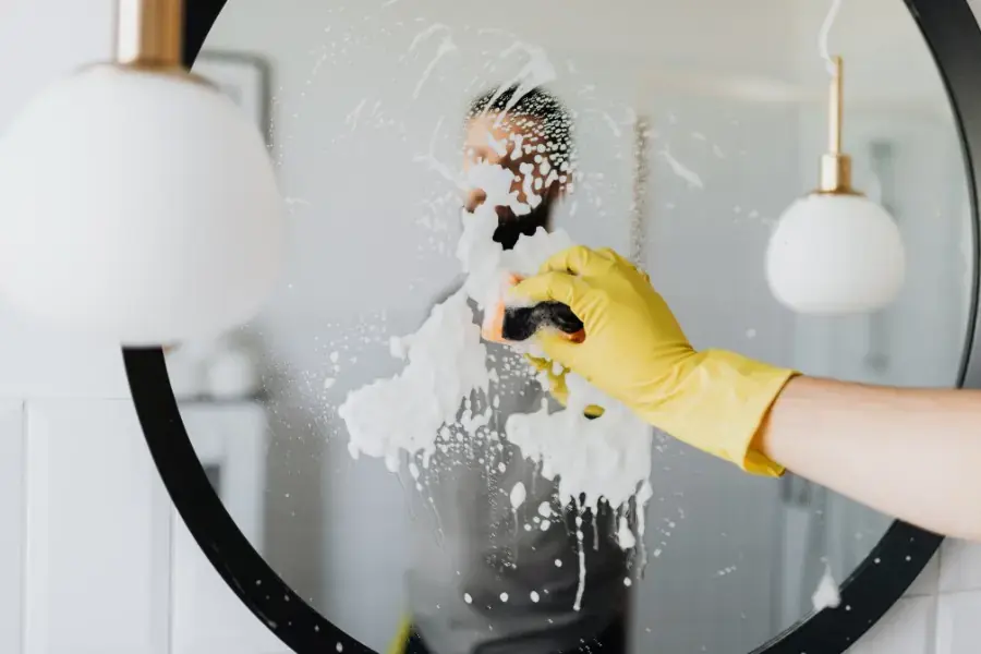 Dùng nước lau kính cũng có thể giúp chiếc gương bị mờ trở nên sáng bóng