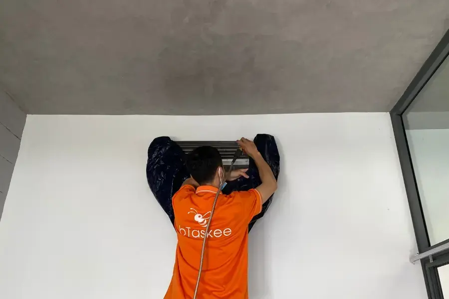 Tasker vệ sinh dàn lạnh sau khi đã tháo rời vỏ máy lạnh.