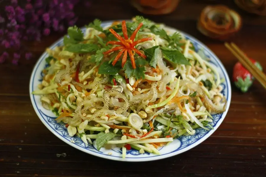 Nộm sứa là một lựa chọn hoàn hảo để mời khách.