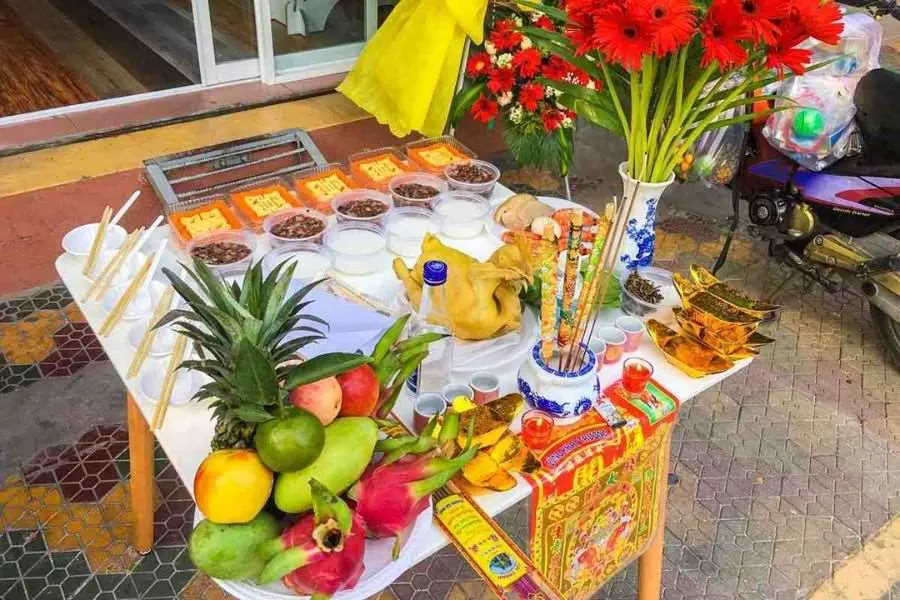 Lựa chọn ngũ quả cúng khai trương có màu sắc tươi sáng, đẹp mắt.