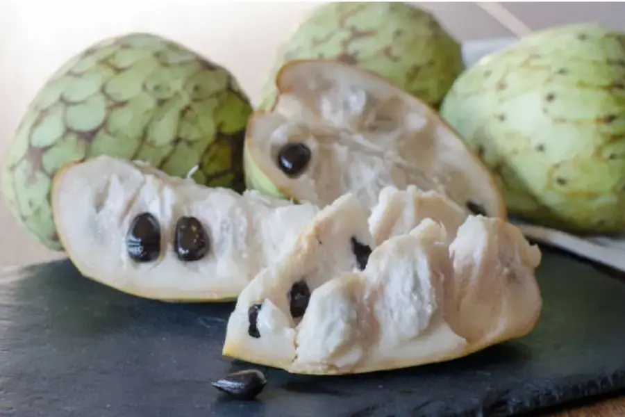 Khi ăn na nên chú ý lượng ăn vừa phải. Lưu ý loại bỏ vỏ và hạt khi ăn để tránh bị ngộ độc