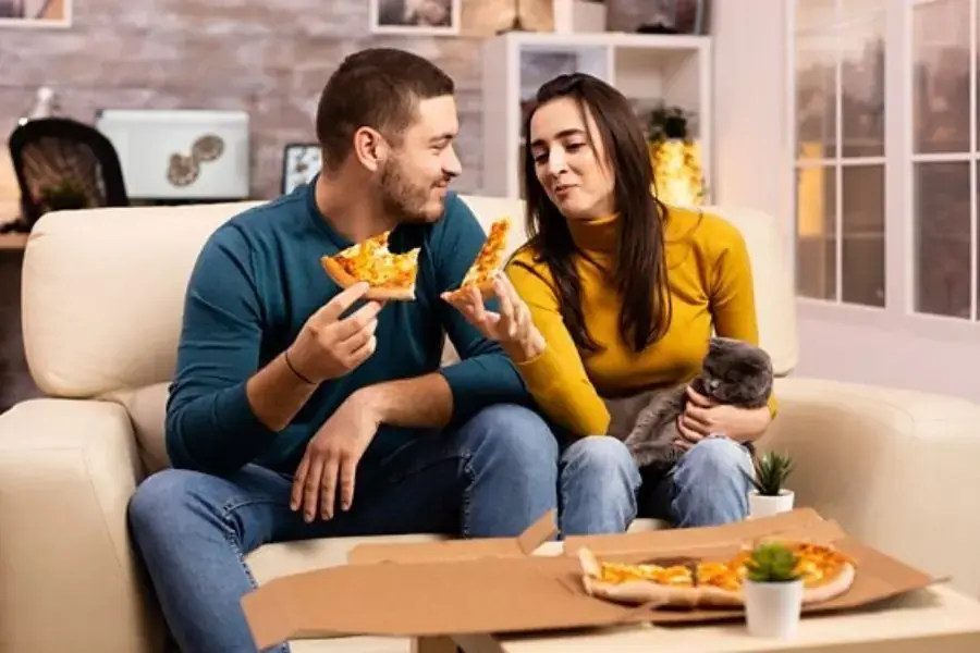 Ăn uống trên ghế sofa là nguyên nhân làm bẩn ghế sofa phổ biến nhất