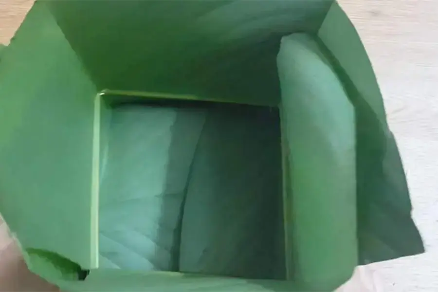 Gấp chéo các mép lá vuông góc với nhau để tạo thành khuôn.