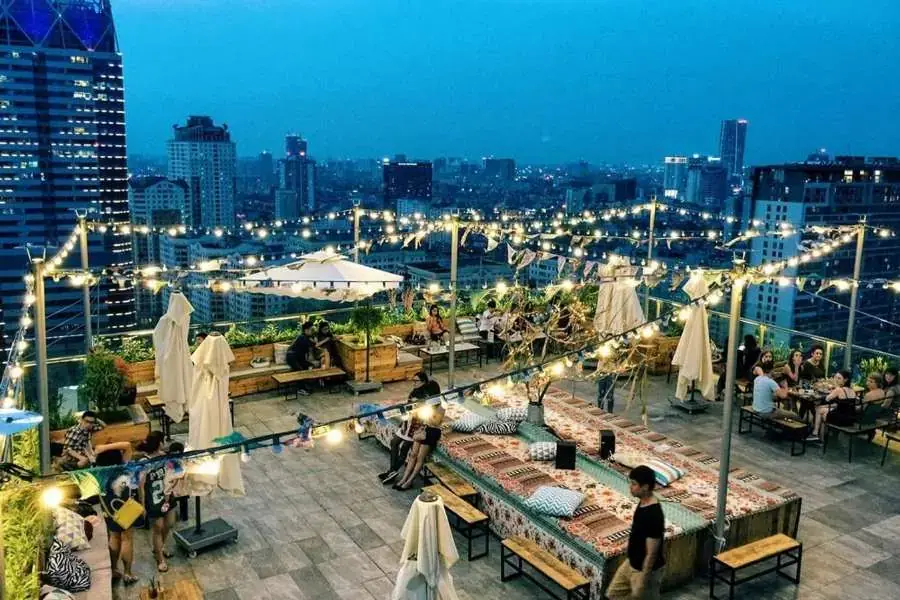 Gợi ý tổ chức sinh nhật trên rooftop thoáng đãng và mát mẻ.