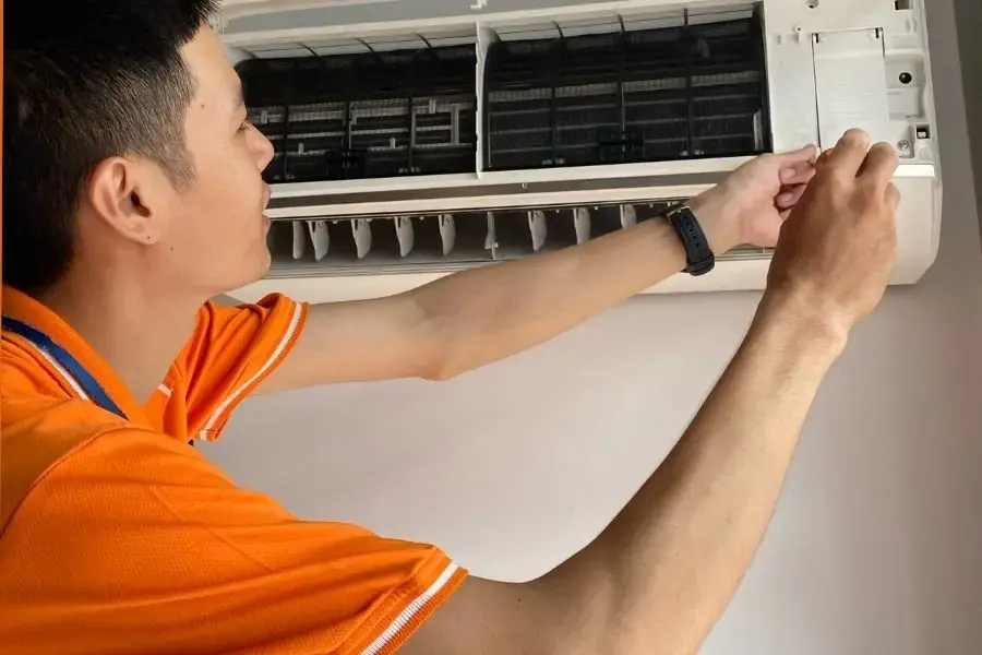 Tháo rời các bộ phận để vệ sinh.