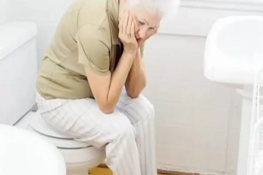Người già rầu rĩ vì táo bón