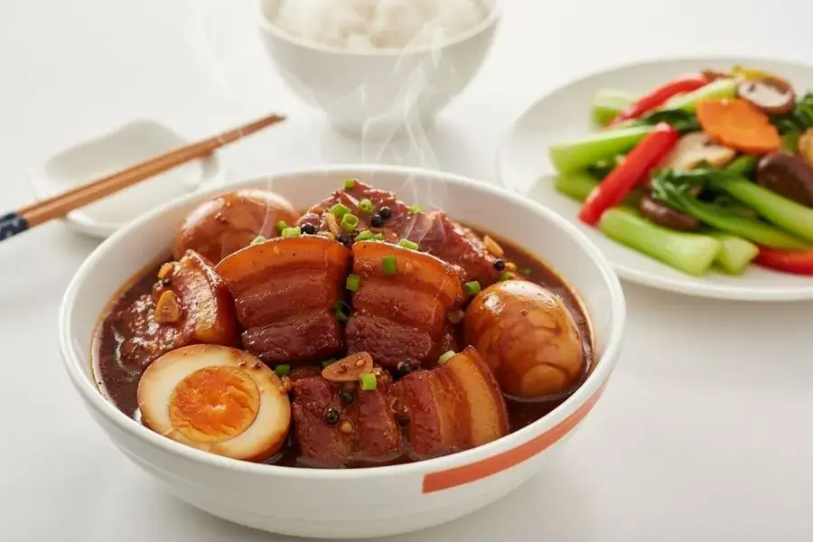 Thịt kho trứng vịt truyền thống.