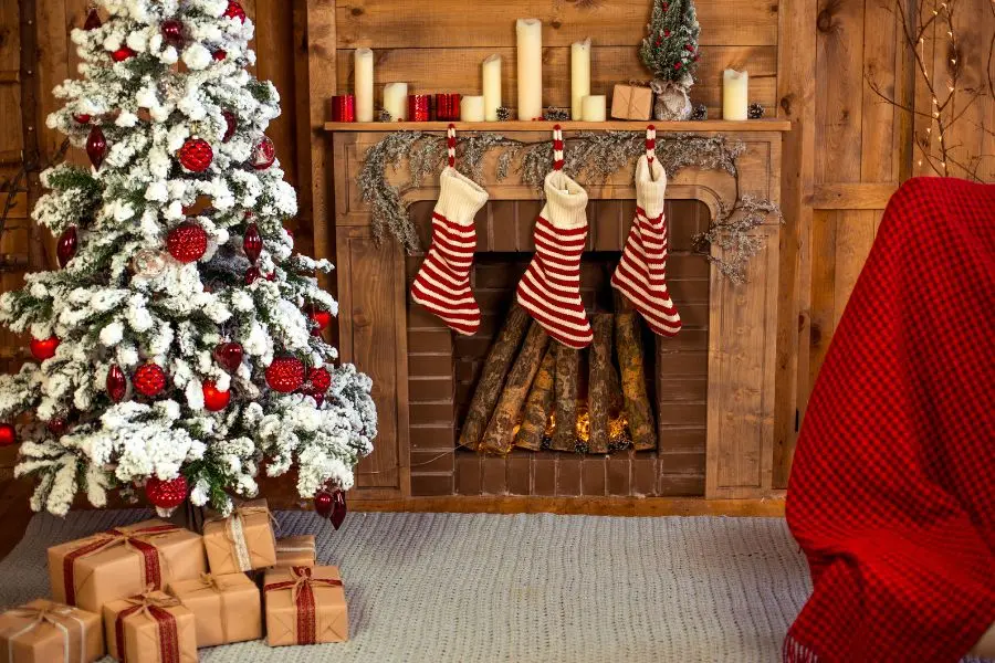 Cây thông Noel decor độc đáo với phong cách trang trí hiện đại, phủ đầy tuyết.