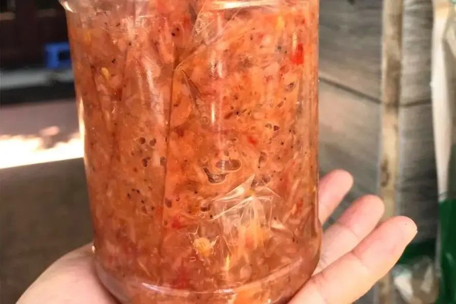 Ngâm mắm tép vào hủ thủy tinh