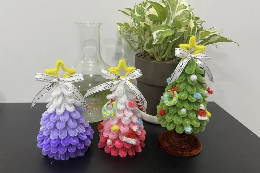 Chiều cao cây thông Noel làm bằng kẽm nhung có thể thay đổi tùy người làm.