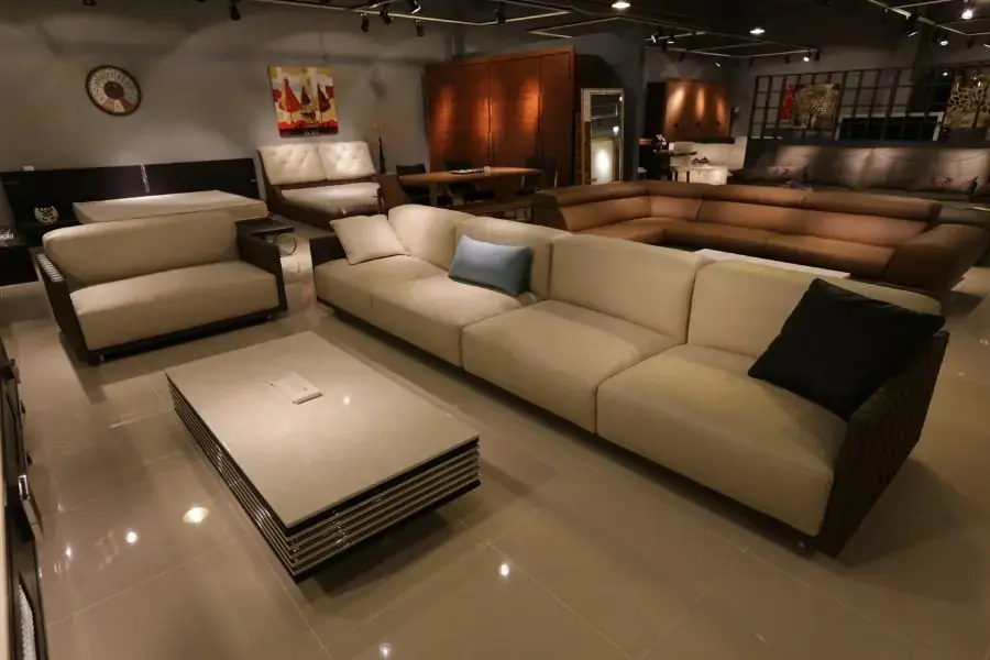  Khoảng cách từ bàn trà đến sofa nên từ 30 đến 50cm để tạo sự thoáng đãng