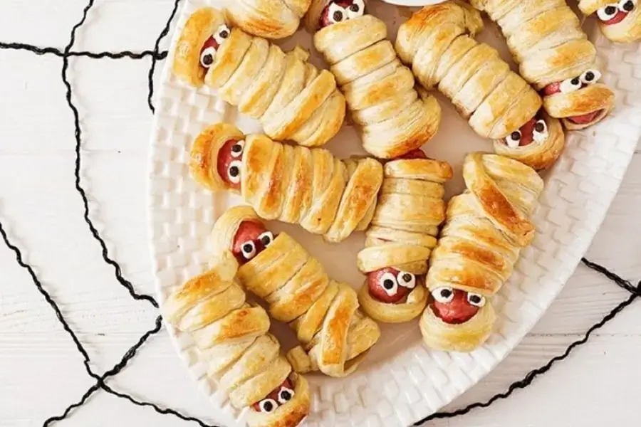Bánh mì halloween xác ướp.