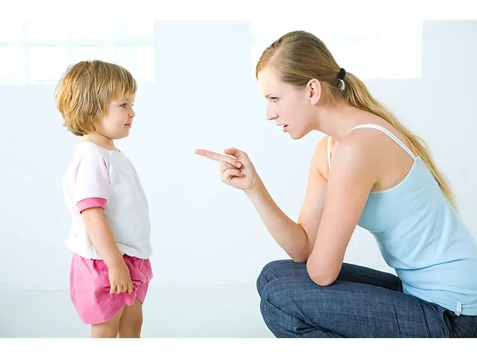 Nếu trẻ có những cách cư xử không đúng với người giúp việc, đừng bao che mà hãy dạy dỗ trẻ (ảnh: slideplayer)