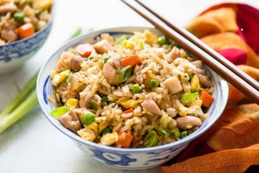 Cơm chiên thịt gà phù hợp với người ăn kiêng, giữ dáng.