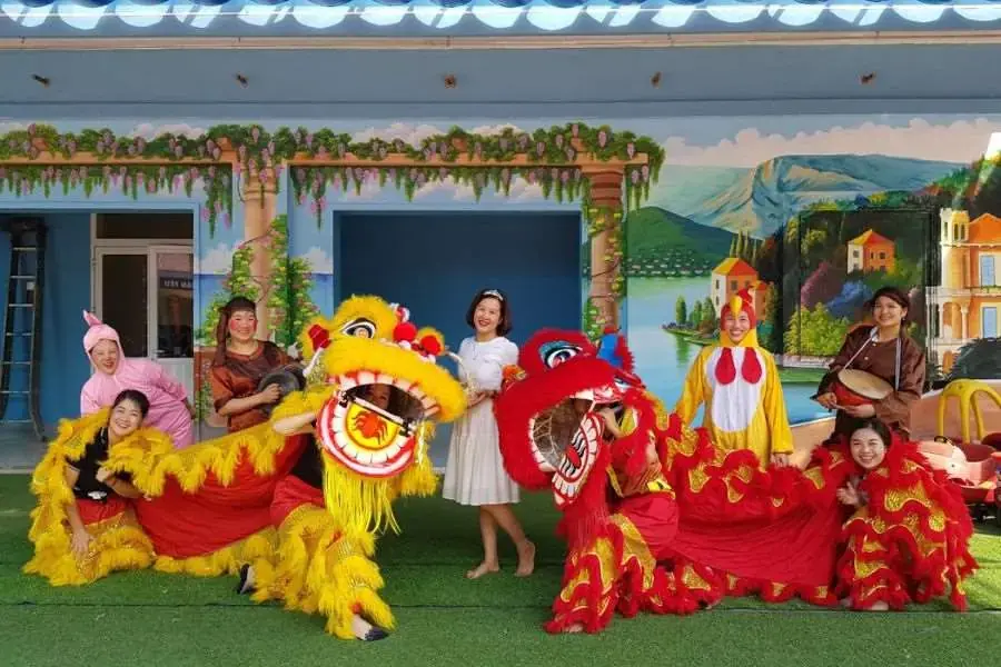 Tại các trường học, học sinh được tổ chức vui chơi Trung thu.