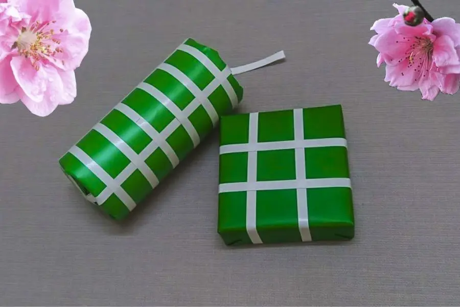 Mô hình bánh chưng, bánh tét được làm từ hộp tái chế và giấy thủ công.