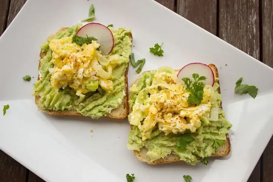 Món bánh mì nướng bơ xoài béo ngậy và lạ miệng