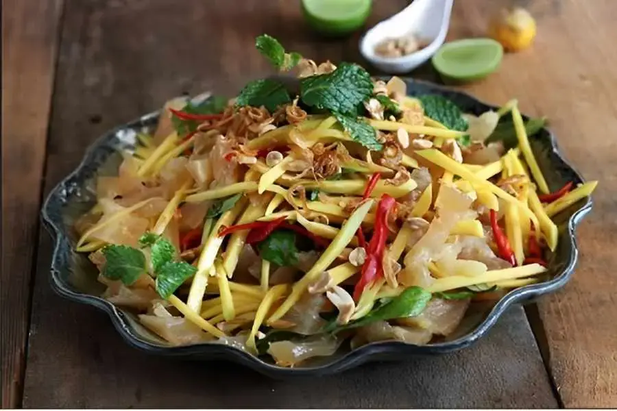 Gỏi gân bò kết hợp với xoài chua giòn sần sật