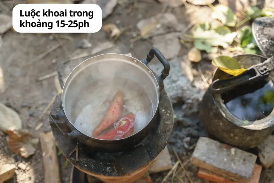 Luộc khoai lang theo cách truyền thống bằng nước.