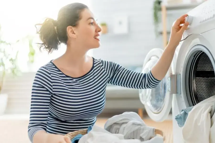 Chọn chế độ giặt phù hợp với số lượng và chất liệu quần áo.