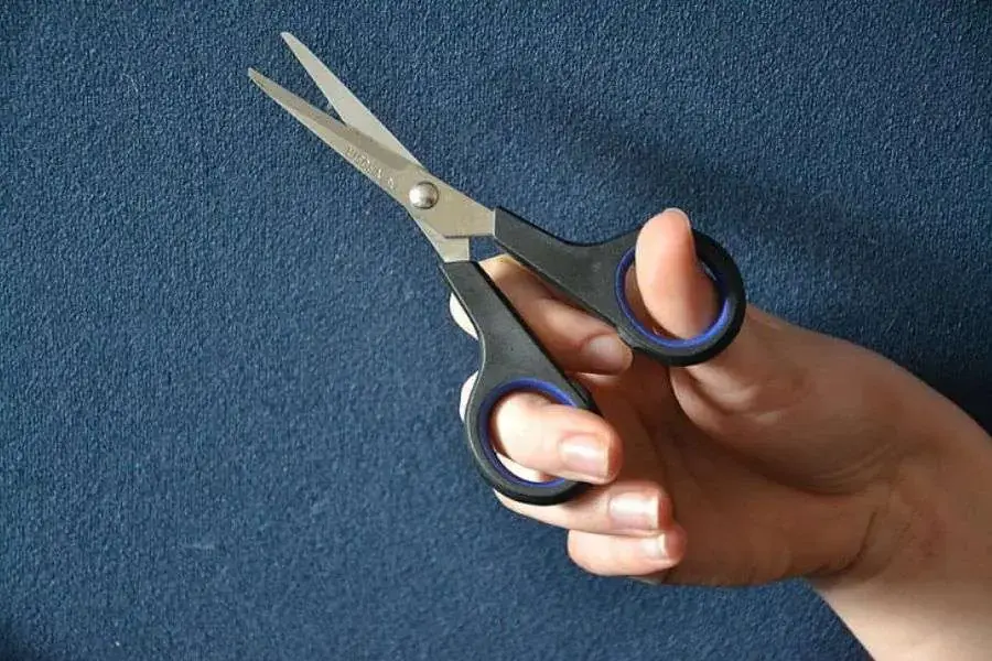Dùng kéo cắt giấy để tạo hình các chi tiết cho màn cửa