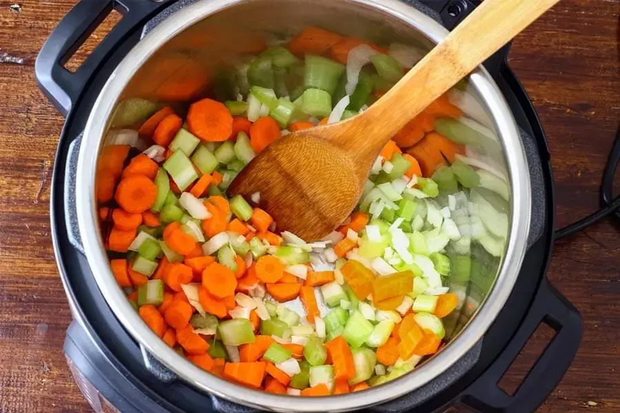 Xào trước một số loại thực phẩm để chúng thấm gia vị trước khi đóng nắp để hầm (nguồn: McCormick)