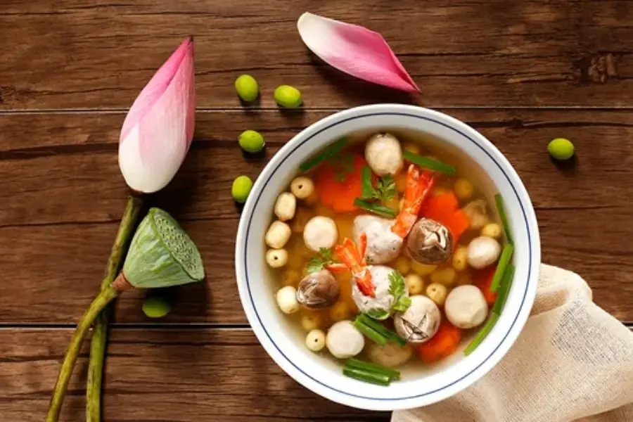 Tôm mọc nấu hạt sen là món canh quen thuộc ở miền Bắc