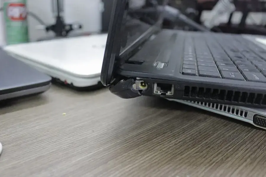 Vệ sinh phần bản lề laptop sạch sẽ như mới