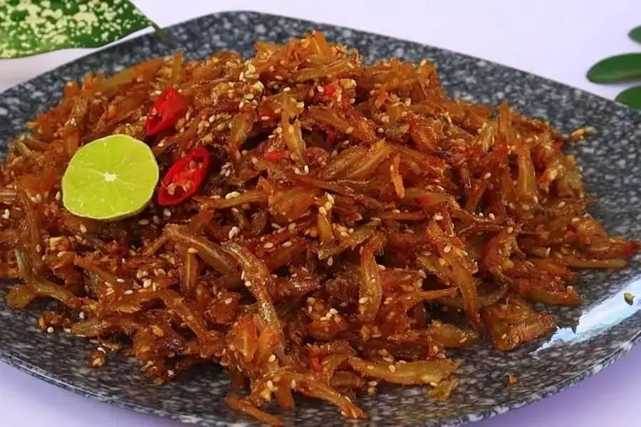 Cá cơm khô chiên nóng hổi, mùi thơm đặc trưng của nước mắm