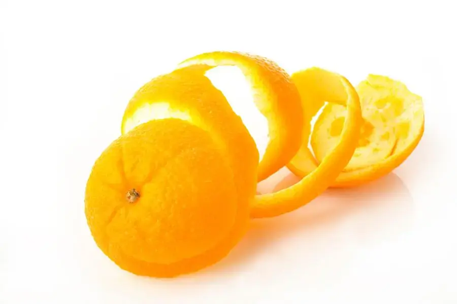 Dùng vỏ cam, vỏ quýt để khử mùi