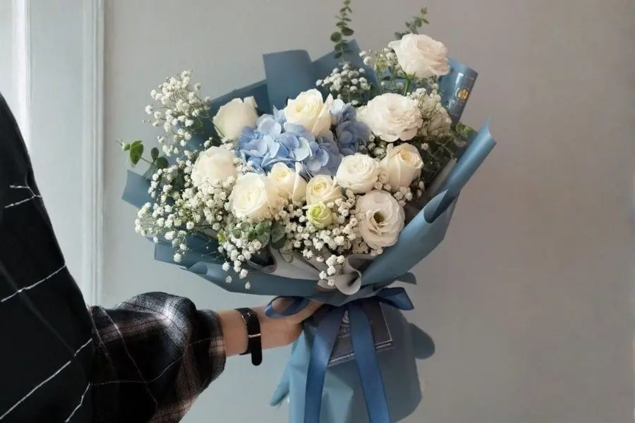 Mẫu bó hoa hồng phối hoa baby và cẩm tú thể hiện tình yêu thuần khiết và bền chặt