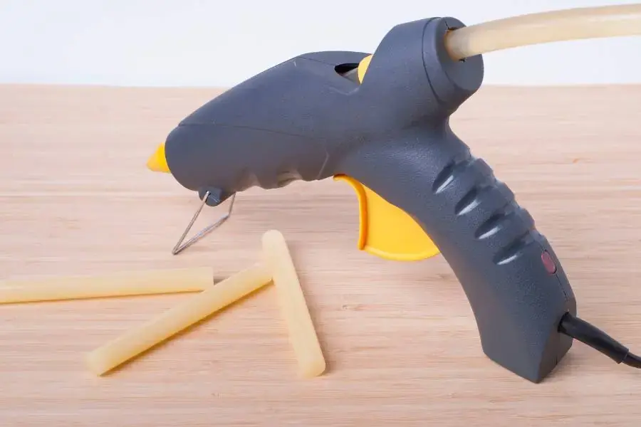 Một số vết keo cứng đầu khó để tẩy sạch