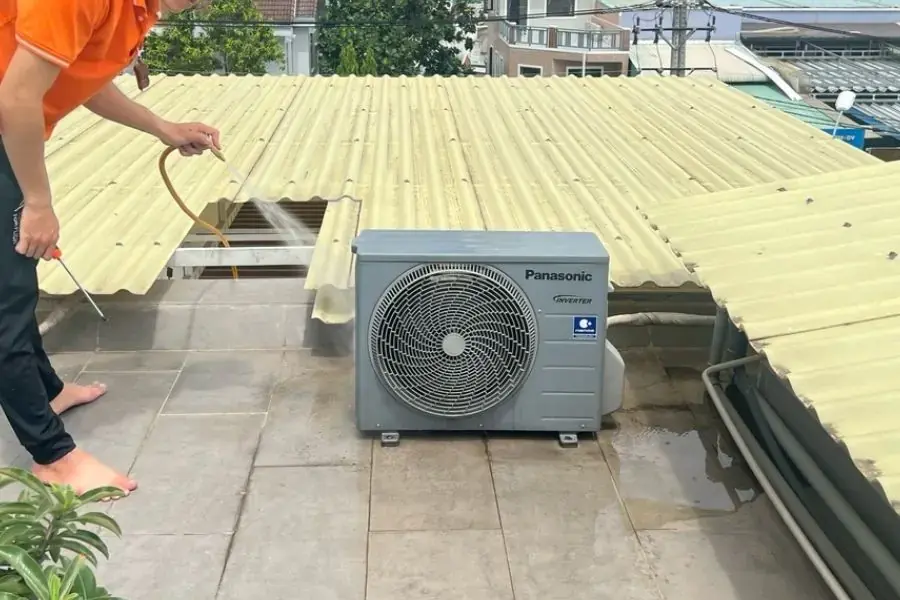Tasker vệ sinh dàn nóng.