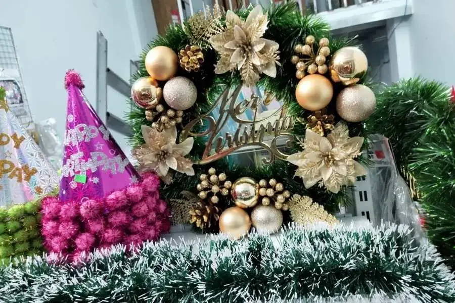 Bạn có thể tạo vòng nguyệt quế bằng lá thường xuân, cành lá xanh hoặc tầm gửi,...