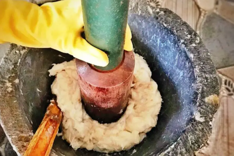 Giã tay bằng cối đá