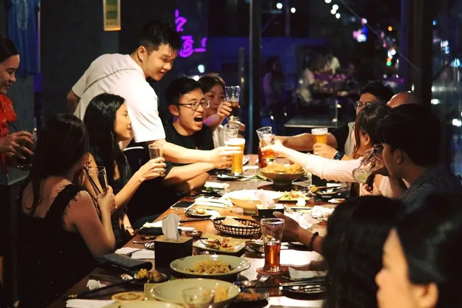 Về đêm, Tê Tê TapHouse là tụ điểm ăn uống náo nhiệt.