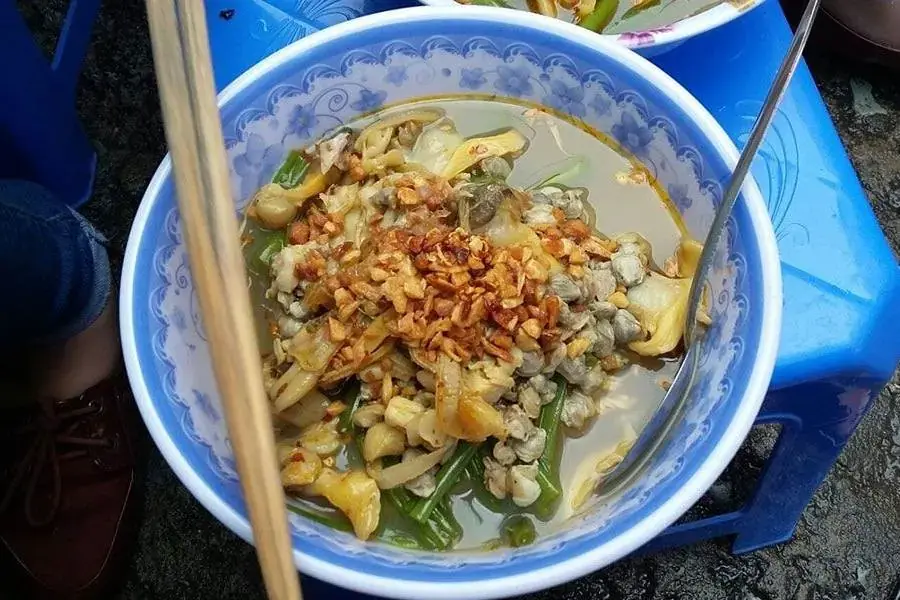 Ăn mì ốc hến siêu to tại quận 4