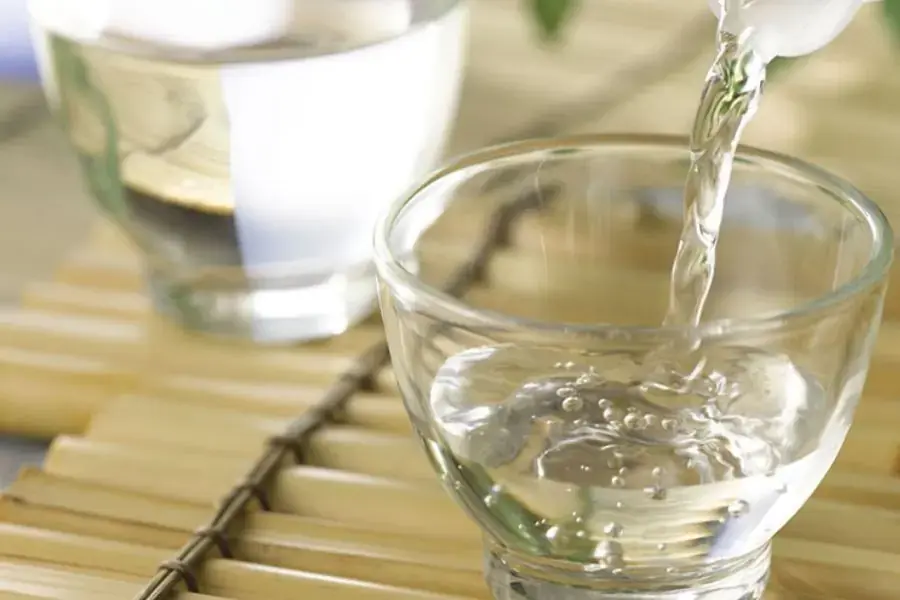 Sử dụng giấm trắng xịt lên các góc khuất khó tiếp cận trong nhà để nhện tránh xa
