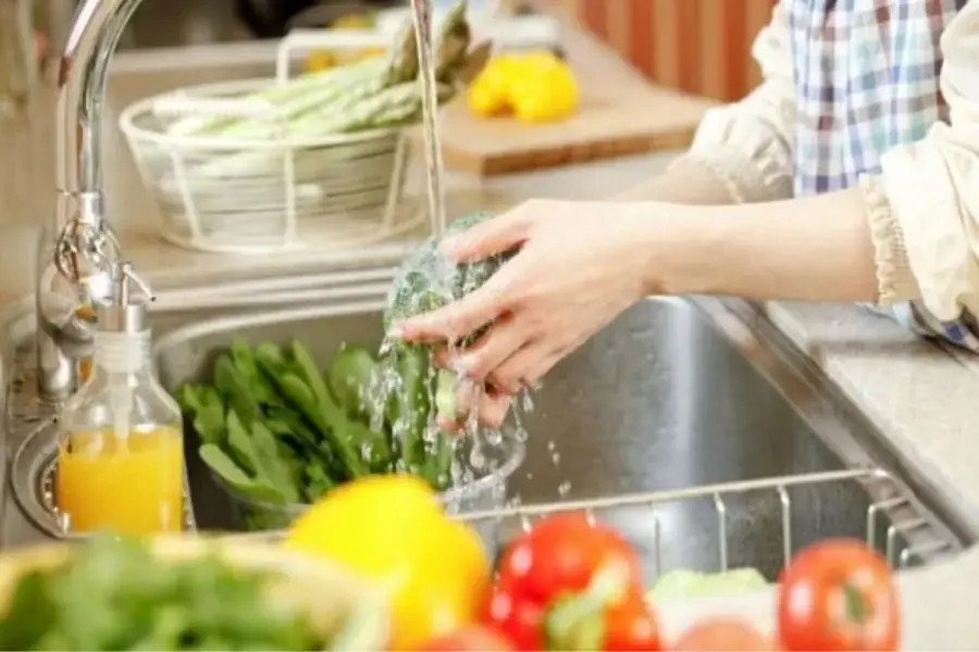 Với một số loại rau, bạn cần rửa sạch rau trước rồi mới sơ chế như cắt thái