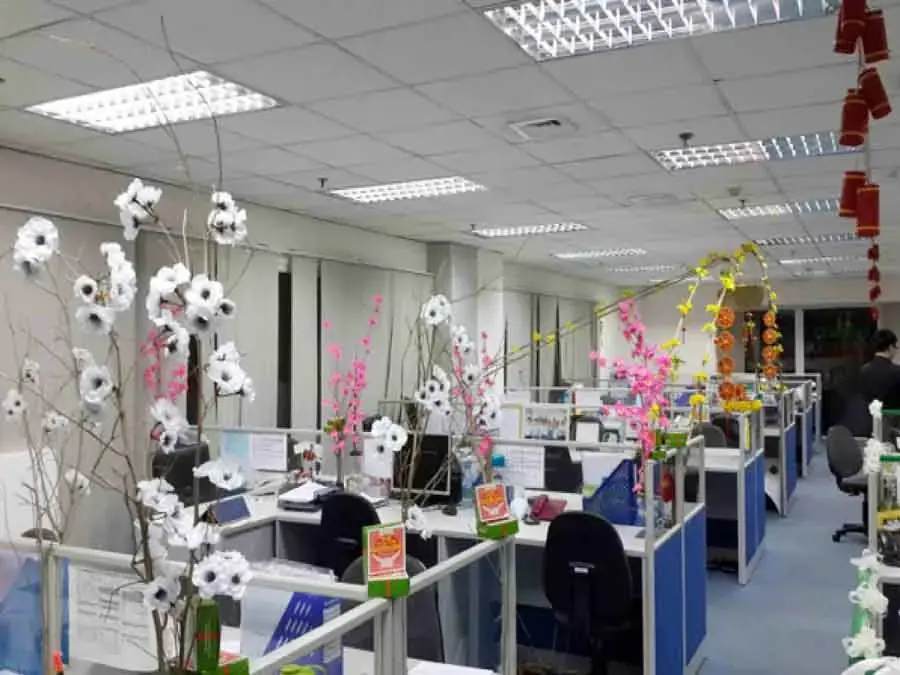Trang trí Tết văn phòng công ty bằng hoa giả, bạn sẽ không phải lo hoa bị héo, phai màu hay tốn thời gian chăm sóc chúng.