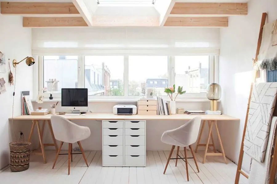 Trang trí bàn học ấn tượng, tạo điểm nhấn cho không gian.