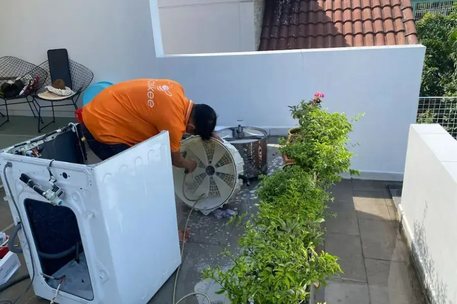 Máy giặt cần được vệ sinh định kỳ 3 - 6 tháng 1 lần.