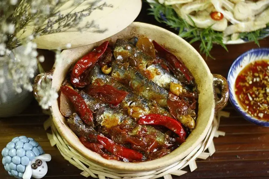 Món cá trích kho tộ truyền thống, đậm đà hương vị