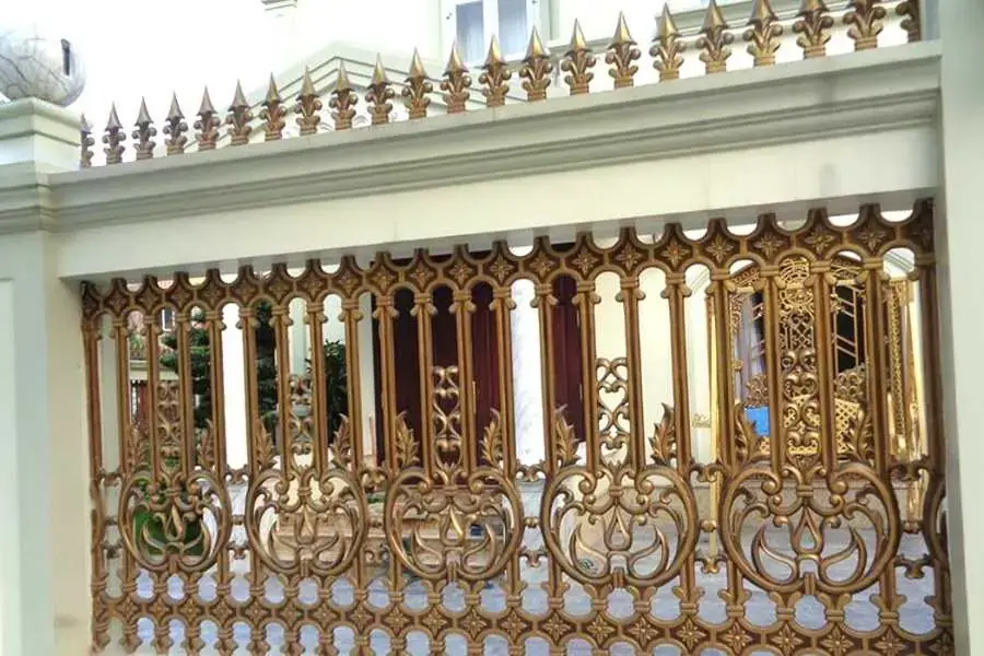 Hàng rào nhôm đúc mang lại một phong cách cổ điển cho căn nhà