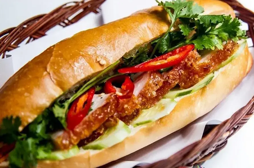 Bánh mì thịt nướng kết hợp nhiều loại nguyên liệu
