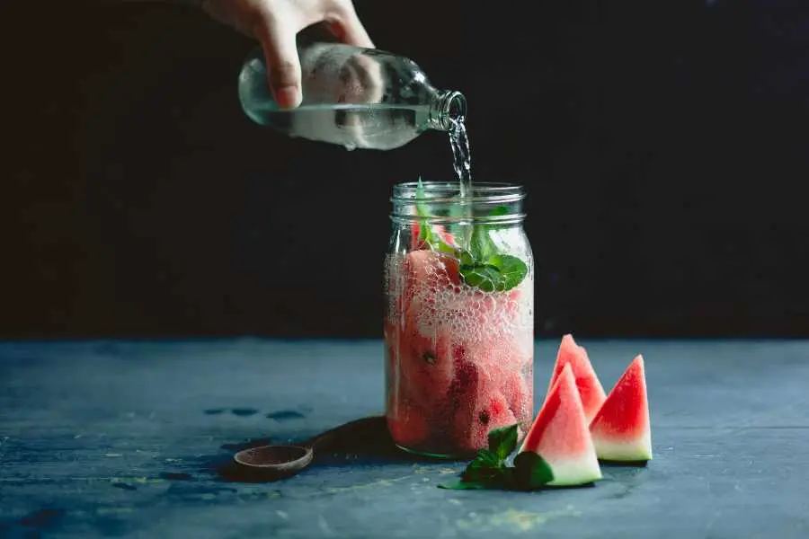 Nước detox dưa hấu hỗ trợ điều trị mụn trứng cá.