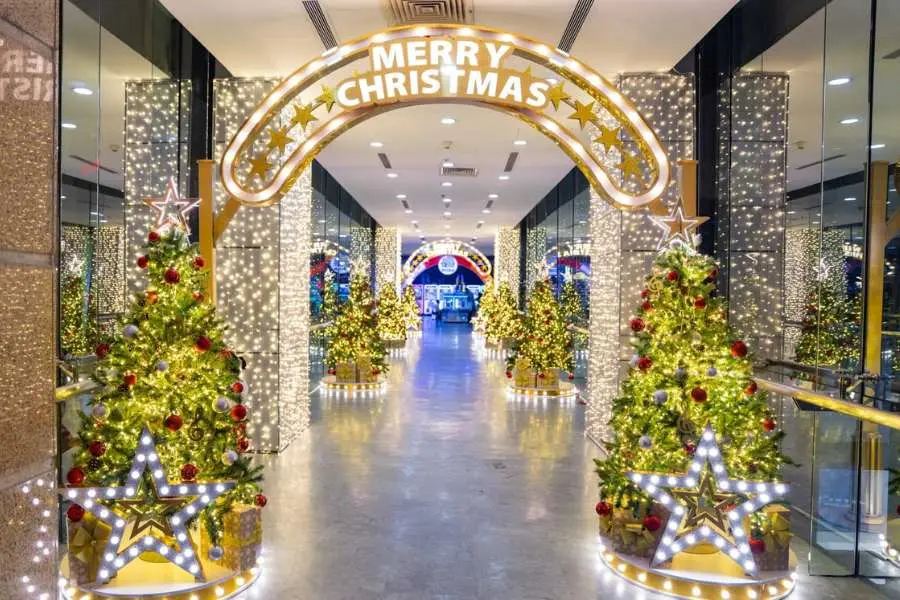 Các không gian bên trong Vincom Hùng Vương cũng được trang trí Noel với đèn led lấp lánh vô cùng đẹp mắt.