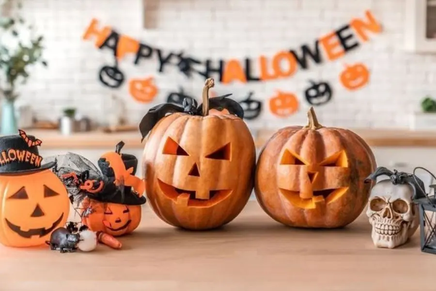 Trang trí Halloween bằng tạo hình quả bí ngô cực đơn giản.